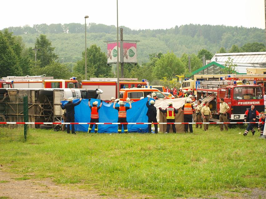 Schwerer Unfall mit Reisebus Lohmar Donrather Dreieck P253.JPG